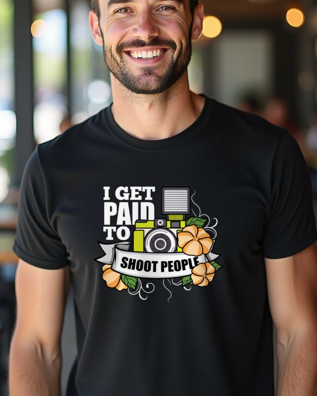 I Get Paid To Shoot People - Kamera und Blumen – T-Shirt
