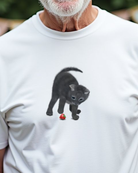Katze spielt mit Erdbeere - Süßes Katzen Motiv
