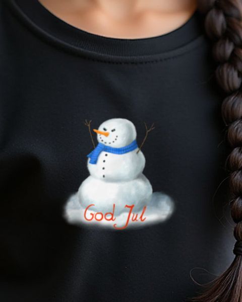 Teuflicher Schneemann im Winter mit Schal God Jul
