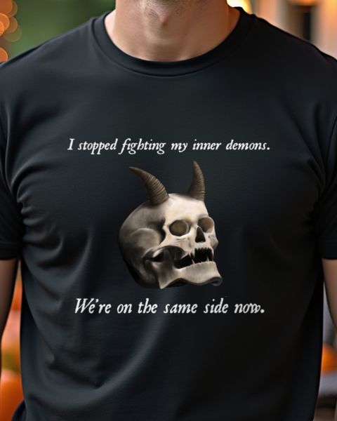 Totenkopf mit Spruch über Dämonen - Gothic Halloween Shirt