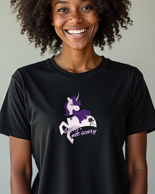 Gothic Einhorn - Sexy not scary, dunkel – T-Shirt